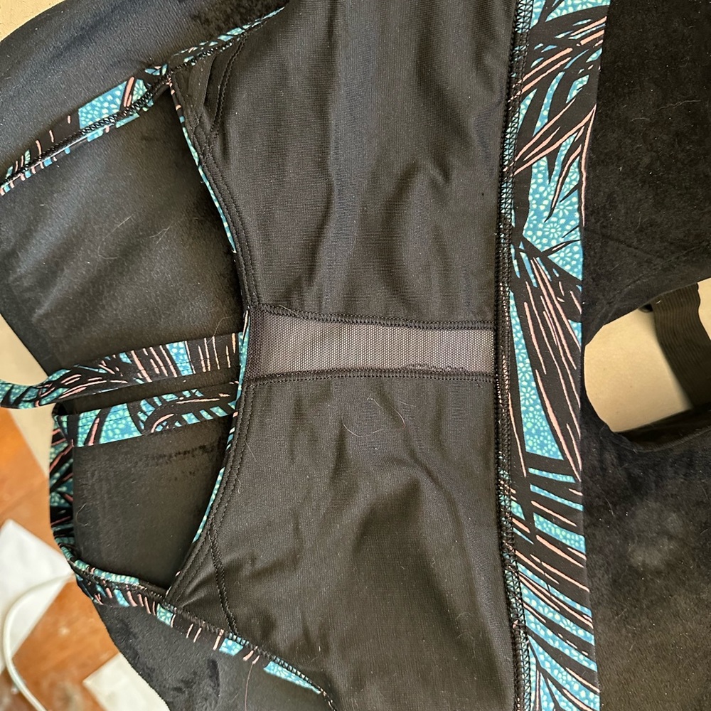 Lululemon Leaf Print Sports Bra in Black - Size 6 -Non Padded - Picture 11 of 13